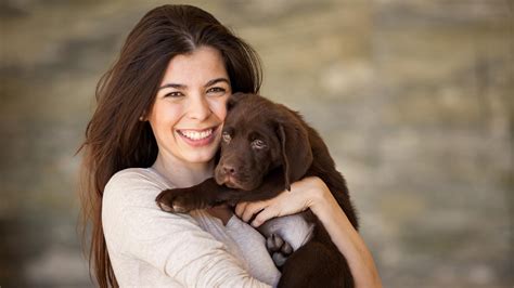 chica folla con un perro|chica y su perro hoy.